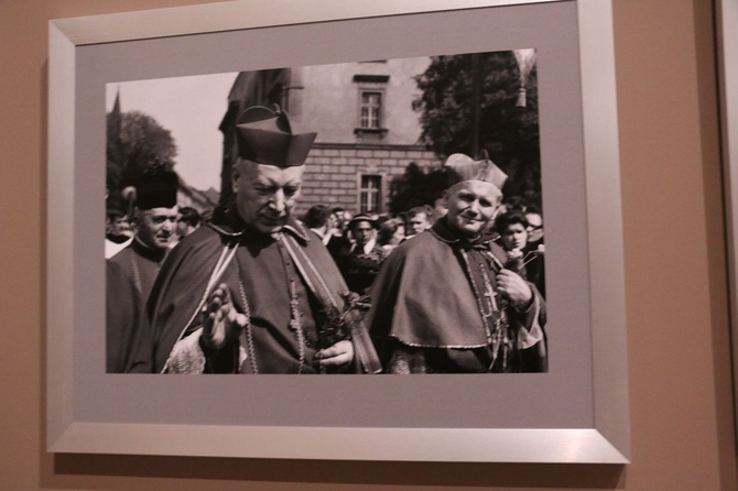 Wystawa fotografii Adama Bujaka, poświęconych Karolowi Wojtyle