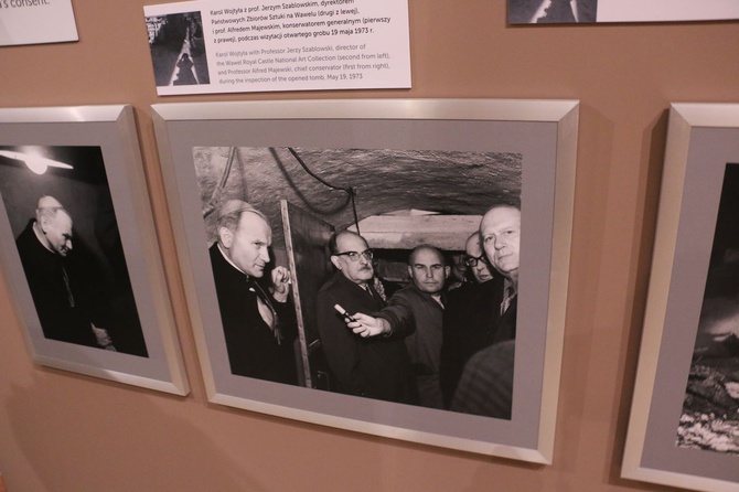 Wystawa fotografii Adama Bujaka, poświęconych Karolowi Wojtyle