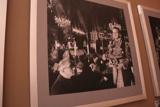 Wystawa fotografii Adama Bujaka, poświęconych Karolowi Wojtyle