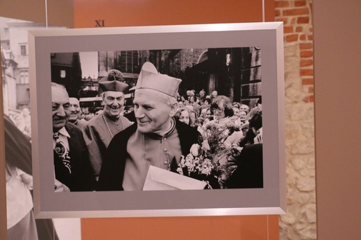 Wystawa fotografii Adama Bujaka, poświęconych Karolowi Wojtyle