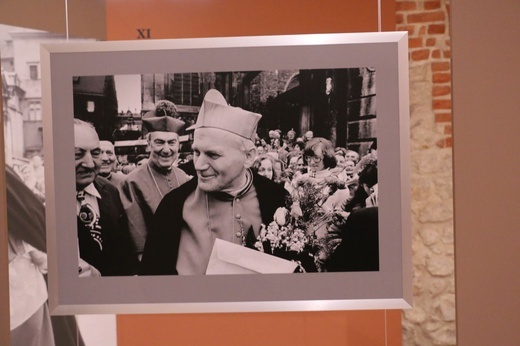 Wystawa fotografii Adama Bujaka, poświęconych Karolowi Wojtyle