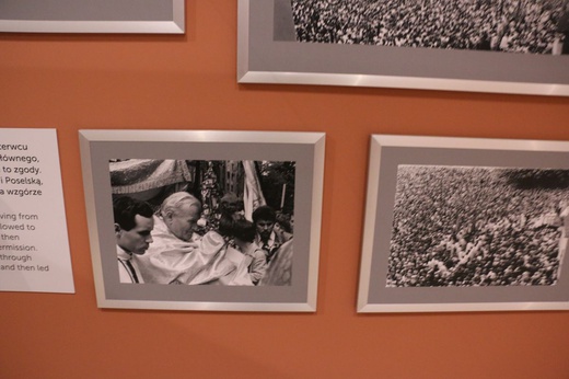 Wystawa fotografii Adama Bujaka, poświęconych Karolowi Wojtyle