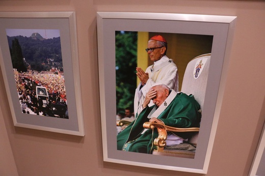 Wystawa fotografii Adama Bujaka, poświęconych Karolowi Wojtyle