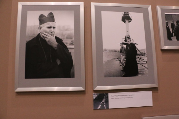 Wystawa fotografii Adama Bujaka, poświęconych Karolowi Wojtyle