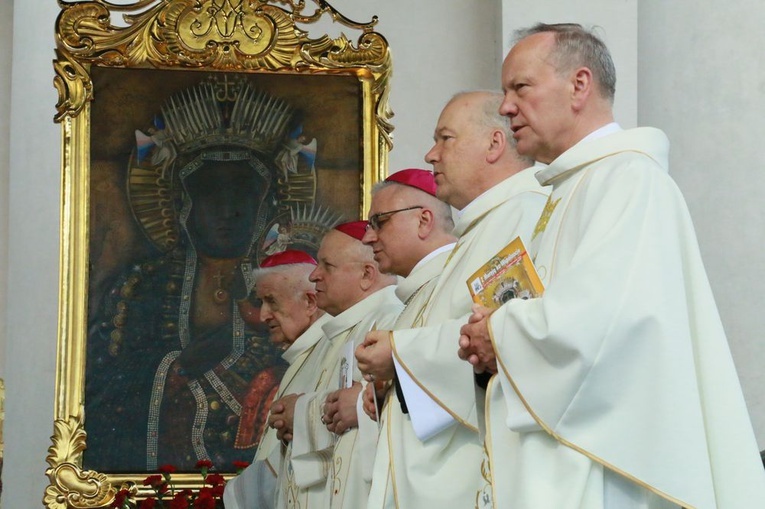 3 lipca obraz Matki Bożej Płaczącej wyboszony jest na ulice Lublina.