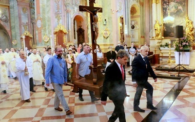 Krzyż, który towarzyszył ewangelizatorom został uroczyście wniesiony w procesji.