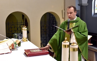 Ks. Tomasz Zięba podczas liturgicznego przejęcia parafii.