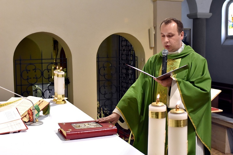 Ks. Tomasz Zięba podczas liturgicznego przejęcia parafii.