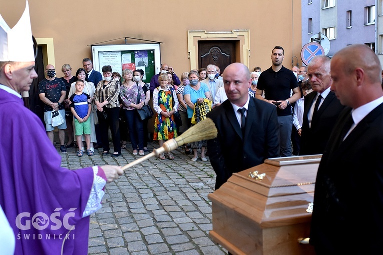 Strzegom. Eksporta ciała ks. Marka Żmudy