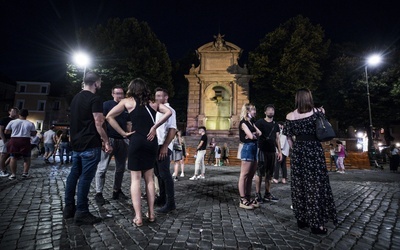 W Mediolanie i Rzymie kwitnie życie nocne - bez maseczek i w tłumie