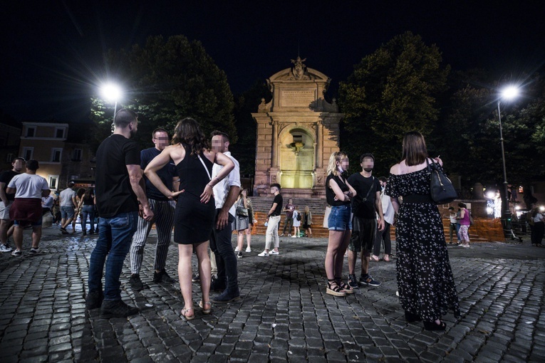 W Mediolanie i Rzymie kwitnie życie nocne - bez maseczek i w tłumie