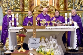 Mszy św. pogrzebowej przewodniczył bp Ignacy Dec w asyście bp. Adama.