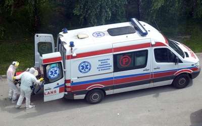 Księża, u których stwierdzono objawy chorobowe, zostali przewiezieni do szpitala w Radomiu na oddział zakaźny.