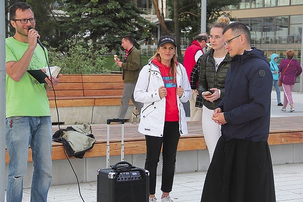 ▲	Kołobrzescy zapaleńcy gromadzą się na molo.  Tu szukają okazji do rozmów z turystami, głównie z młodzieżą.