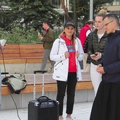 ▲	Kołobrzescy zapaleńcy gromadzą się na molo.  Tu szukają okazji do rozmów z turystami, głównie z młodzieżą.