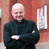 ▲	– Szukanie odpowiedzi człowieka pobudza, rozwija  – mówi ks. Wiesław.