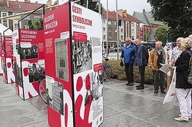 ▲	Prezentacja obejmuje najważniejsze krajowe wydarzenia lata 1980 roku.