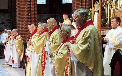 Księża jubilaci podczas Mszy św. 