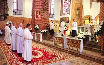 ▲	Sakramentu udzielił bp Jacek Jezierski. Do przyjęcia tej posługi kandydaci przygotowywali się  pod kierunkiem bp. Wojciecha Skibickiego.