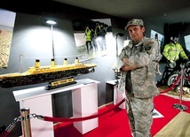 ▲	Filmowy statek powstawał ponad miesiąc. Tomasz Ołdziejewski pracy nad nim poświęcał po 12–14 godzin na dobę.