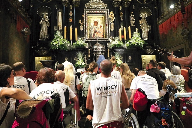 Spotkania modlitewne prowadzone będą w łączności z idącymi  na Jasną Górę.