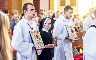 ◄	Uczestnicy prosili Maryję, by wskazywała im drogę do Chrystusa.