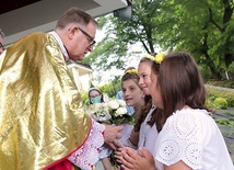 ▲	Procesja z darami. Do Maryi zawsze przychodzą tutaj dzieci.