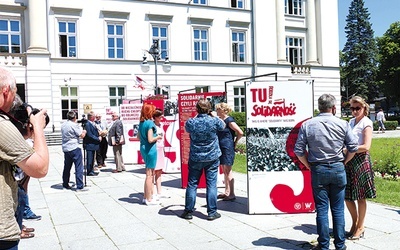 ▲	Wystawa znajduje się przed Urzędem Miejskim.