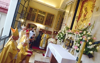 Adoracja w ostrobramskiej kaplicy przed maryjnym wizerunkiem. 