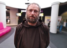 Uczestnicy przygotowania, które trwa od 4 lipca, będą mieli okazję wesprzeć Caritas Archidiecezji Wrocławskiej. – Chcemy przekonać narzeczonych, aby zamiast kupować kwiaty, goście weselni wsparli zbiórkę na rzecz Caritas – mówi o. Grabiec.