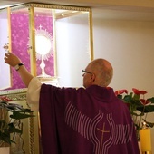 Ks. Mariusz Wincewicz zaprasza do indywidualnej adoracji Najświętszego Sakramentu codziennie w godz. 7-19.