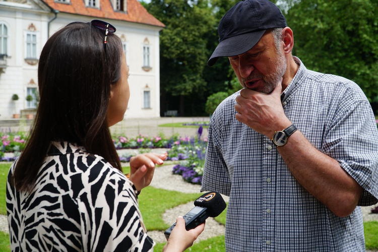 Dziennikarka Radia Łódź Agata Gwizdała i Piotr Fronczewski w pałacu w Nieborowie opowiadają, jak powstawała "Akademia Pana Kleksa".