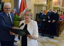 Noworoczne spotkanie Akcji Katolickiej w podradomskiej Jedlni. Przemawia Teresa Połeć, prezes Diecezjalnego Instytutu Akcji Katolickiej Diecezji Radomskiej. Obok Jerzy Skórkiewicz, członek Zarządu Akcji Katolickiej w Polsce, były prezes DIAK naszej diecezji.