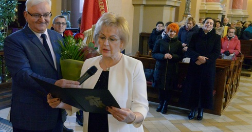 Noworoczne spotkanie Akcji Katolickiej w podradomskiej Jedlni. Przemawia Teresa Połeć, prezes Diecezjalnego Instytutu Akcji Katolickiej Diecezji Radomskiej. Obok Jerzy Skórkiewicz, członek Zarządu Akcji Katolickiej w Polsce, były prezes DIAK naszej diecezji.