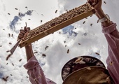 Nepalski hodowca pszczół zbiera miód na swojej farmie.
Nepalski miód jest popularny w Unii Europejskiej, Japonii  i w Stanach Zjednoczonych.
14.06.2020 r. Tarkeshwor, Katmandu