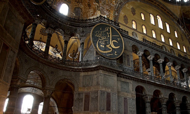 Hagia Sophia jest dzisiaj główną atrakcją turystyczną Stambułu.