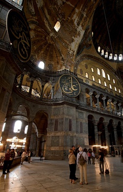 Hagia Sophia jest dzisiaj główną atrakcją turystyczną Stambułu.