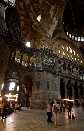 Hagia Sophia jest dzisiaj główną atrakcją turystyczną Stambułu.