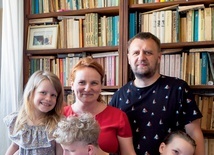 Anna Kasprzyk – żona, mama trojga dzieci, katechetka, blogerka – z rodziną.