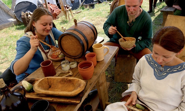 Degustacja potraw podczas corocznie odbywającego się Festiwalu Słowian i Wikingów na Wolinie.