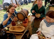 Degustacja potraw podczas corocznie odbywającego się Festiwalu Słowian i Wikingów na Wolinie.