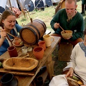 Degustacja potraw podczas corocznie odbywającego się Festiwalu Słowian i Wikingów na Wolinie.
