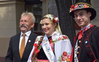 W samo południe na rynku odegrany został hejnał na trąbce. Obecni byli m.in. burmistrz oraz Księżanka i Księżak roku. 