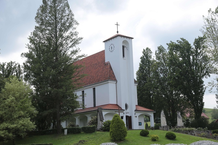 Kościół w Rzepienniku Strzyżewskim i jego otoczenie