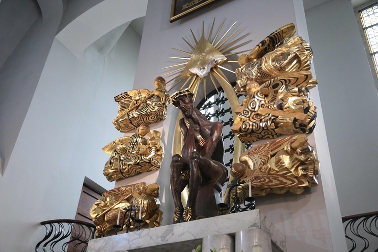 Kościół w Rzepienniku Strzyżewskim i jego otoczenie