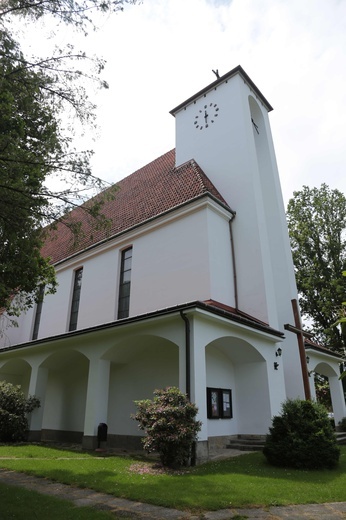 Kościół w Rzepienniku Strzyżewskim i jego otoczenie