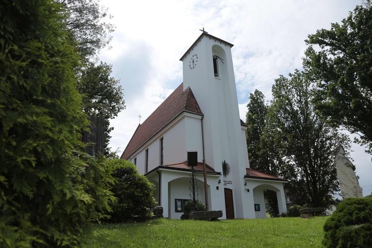 Kościół w Rzepienniku Strzyżewskim i jego otoczenie