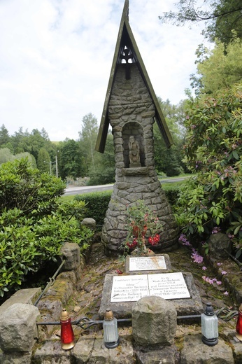 Kościół w Rzepienniku Strzyżewskim i jego otoczenie