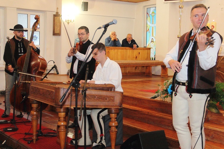 Ruszył I Dźwirzyński Festiwal Piosenki Religijnej "Stopami po wodzie"