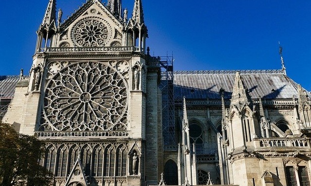 Macron chce jednak odbudowy katedry Notre-Dame w starym stylu